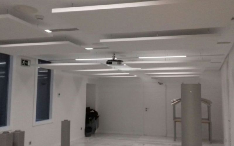 Imagen de techo con placas rectangulares y fluorescentes